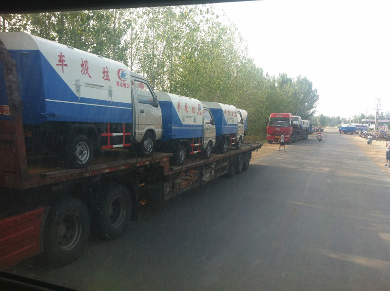 圖為準(zhǔn)備發(fā)車至山西的小型<a href=http://m.877524.com/ljc target=_blank class=infotextkey>垃圾車</a>