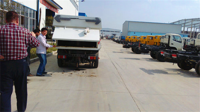 內(nèi)蒙客商正在參觀五十鈴<a href=http://m.877524.com/saoluche/ target=_blank class=infotextkey>掃路車</a>