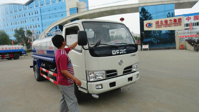 正在給5噸<a href=http://m.877524.com/ssc target=_blank class=infotextkey>灑水車</a>做出廠前準(zhǔn)備