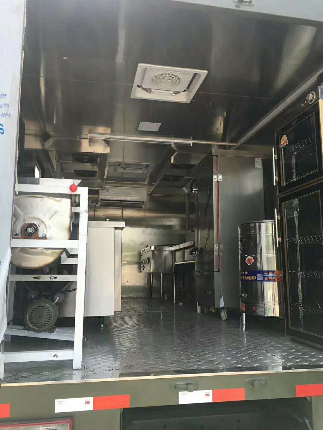 某軍區(qū)在我廠(chǎng)訂購(gòu)的六驅(qū)餐飲后勤保障車(chē)準(zhǔn)備發(fā)