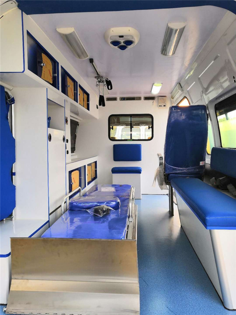 福特新全順V362救護(hù)車(chē)(中軸中頂)