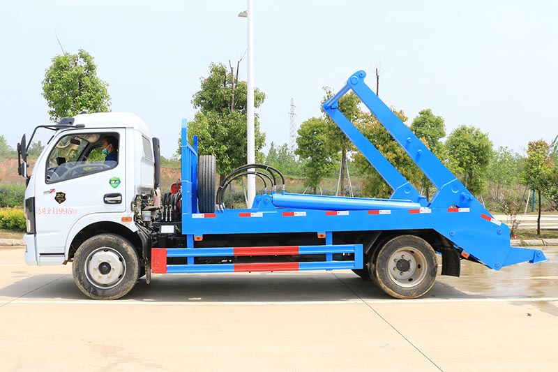 東風(fēng)大多利卡擺臂式垃圾車(chē)圖片4