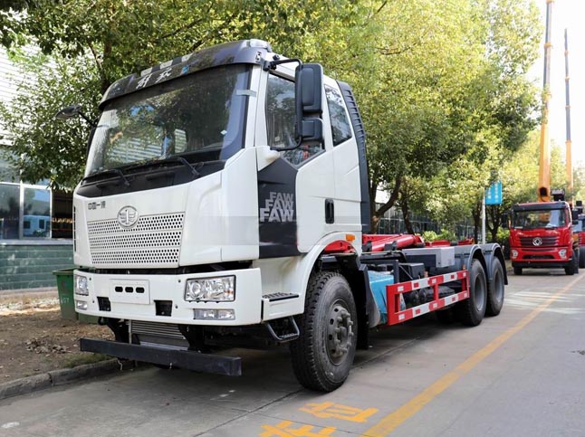 國六解放J6后雙橋勾臂式垃圾車(垃圾中轉(zhuǎn)站配套)