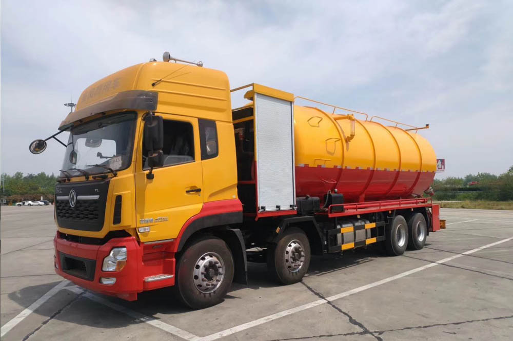 東風(fēng)天龍前四后八國六清洗吸污車帶副發(fā)動(dòng)機(jī)