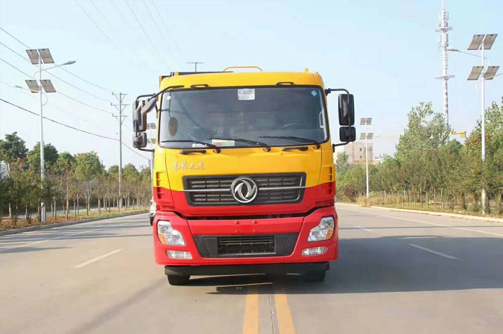 東風(fēng)天龍后八輪國(guó)六清洗吸污車(chē)帶副發(fā)動(dòng)機(jī)圖片3