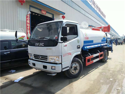 IMG_4329.jpg 東風(fēng)藍(lán)牌灑水車左傾45度角圖片2.jpg