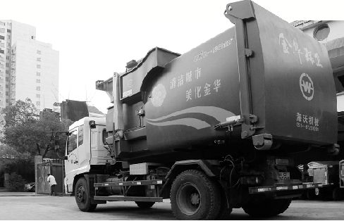 昨天，一輛酷似裝甲車的環(huán)衛(wèi)車照片在金華網(wǎng)民中流傳，金華用上如此帥氣的環(huán)衛(wèi)車，許多網(wǎng)友很好奇。