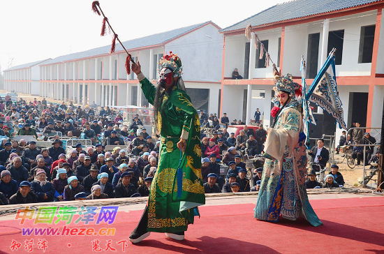 “人大代表號”大型流動(dòng)<a href=http://m.877524.com/wtc/ target=_blank class=infotextkey>舞臺(tái)車</a>駛進(jìn)李村鎮(zhèn)