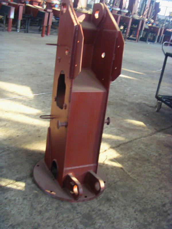 隨車吊的立柱：立柱是連接吊臂和機架的重要部件，貨物左右旋轉(zhuǎn)時主要靠立柱