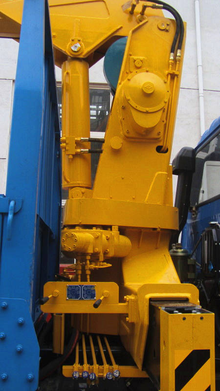  隨車吊的起重臂，立柱，機架，支腿