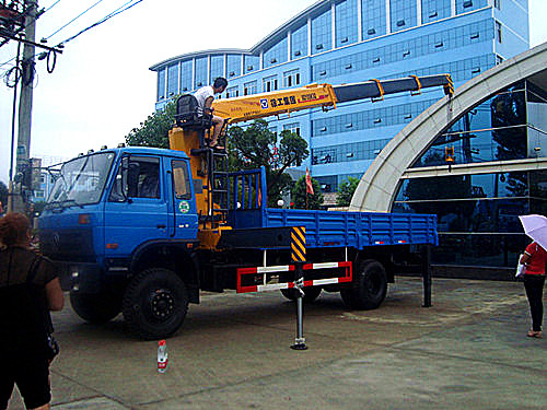 送車師傅正在調(diào)試東風153徐工10噸隨車吊