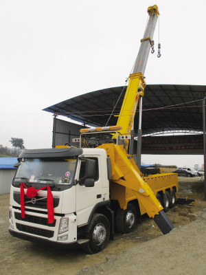 昨日，目前國內(nèi)最大噸位的道路<a href=http://m.877524.com/qzc/ target=_blank class=infotextkey>清障車</a>正式“落戶”貴陽。該清障車車價近300萬元，集吊裝、拖車于一體，最大起吊高度13.2米，最大拖牽重量54噸，最大起吊重量60噸，可安全快速地對交通事故中側(cè)翻的重型貨車、重型<a href=http://m.877524.com/ygc/ target=_blank class=infotextkey>油罐車</a>等進行起吊、救援和拖運，及時恢復(fù)現(xiàn)場交通。曾秦 攝