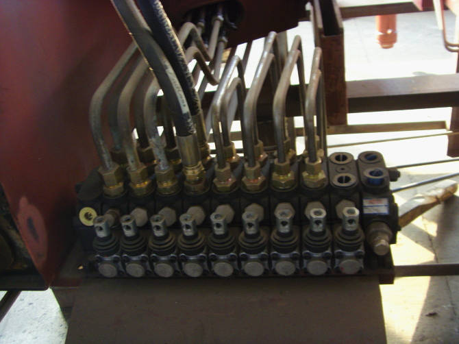  多路換向閥是<a href=http://m.877524.com/scd/ target=_blank class=infotextkey>隨車吊</a>的操作系統(tǒng)