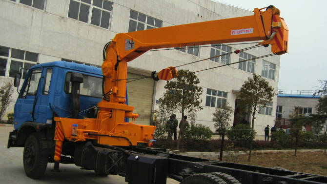 直臂式隨車起重機:  直臂式隨車起重機是通過吊臂的伸縮油 缸把吊臂伸出或縮回。