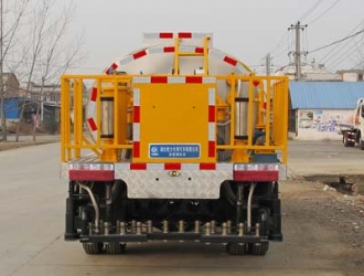 國(guó)四東風(fēng)福瑞卡雙排座瀝青灑布車(chē)