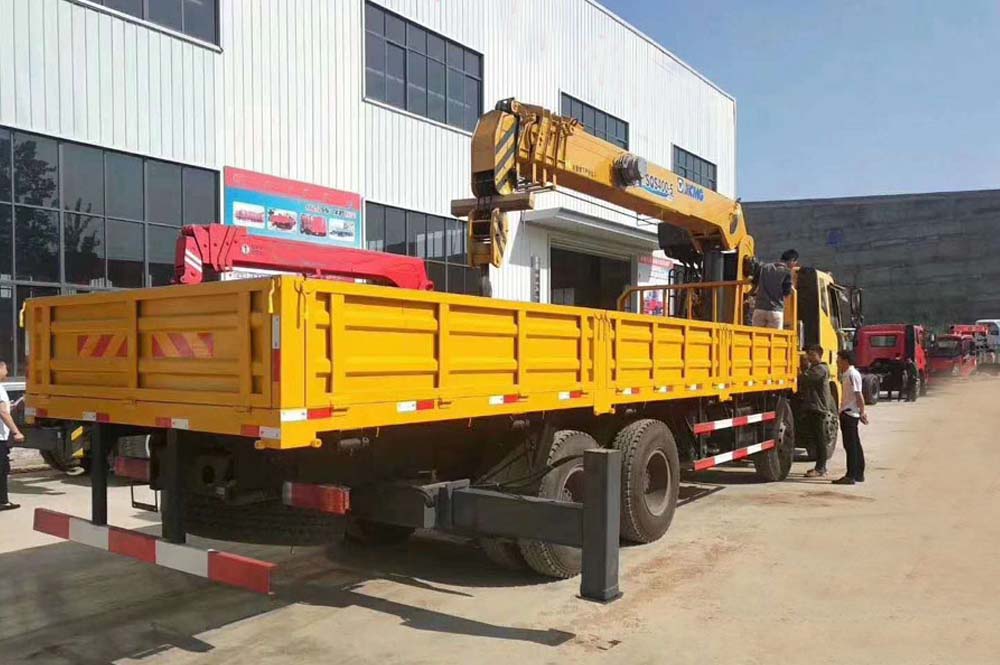 程力16噸J6前四后八解放隨車(chē)吊圖片3