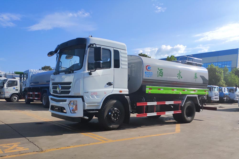 國(guó)六東風(fēng)專(zhuān)底13方灑水車(chē)圖片2