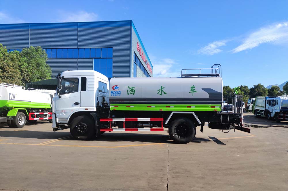 國(guó)六東風(fēng)專(zhuān)底13方灑水車(chē)圖片3